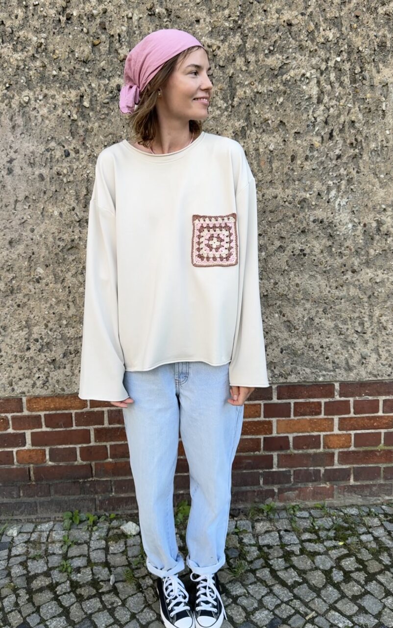 Bluza z szydełkowaną kieszonką