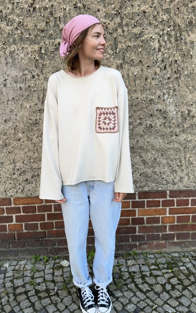 Bluza z szydełkowaną kieszonką
