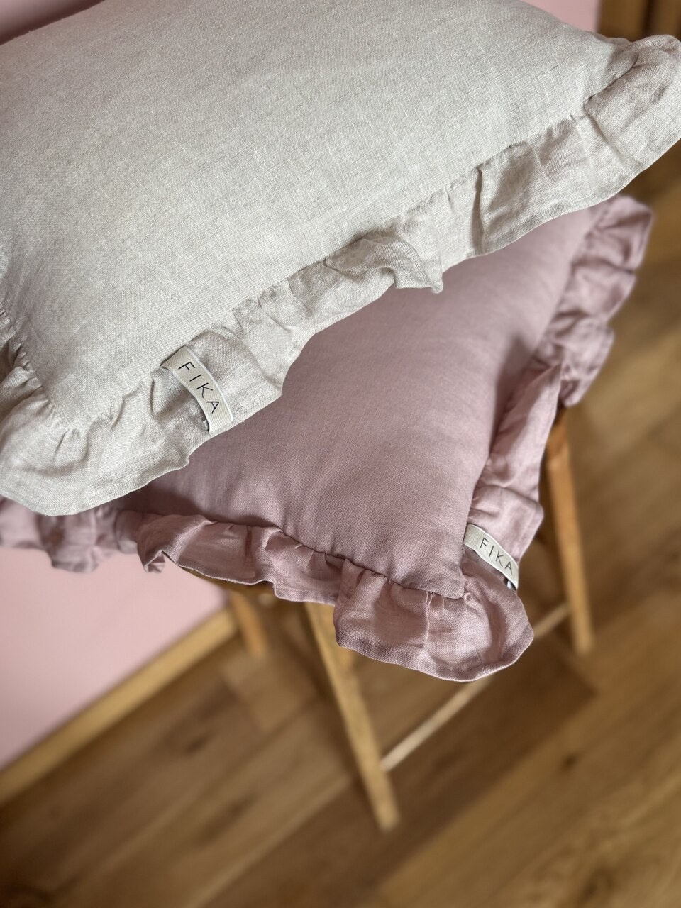 Lniana poszewka na poduszkę z falbanką