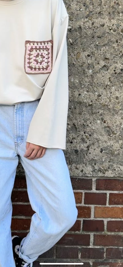 Bluza z szydełkowaną kieszonką
