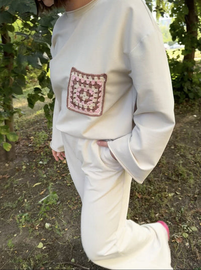Bluza z szydełkowaną kieszonką